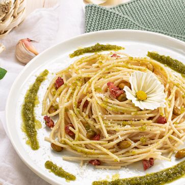 Naturreis Spaghetti mit Pistazienpesto und Speckwürfeln