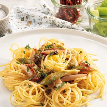 Lauwarmer Spaghetti-Salat mit Spargel und Rhabarber