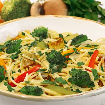 Spaghetti mit buntem Gemüse in Kokosmilchsauce